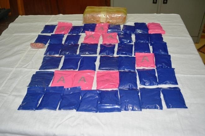 Truy tim 2 nguoi bo chay 'vut' gan 9.000 vien ma tuy hinh anh