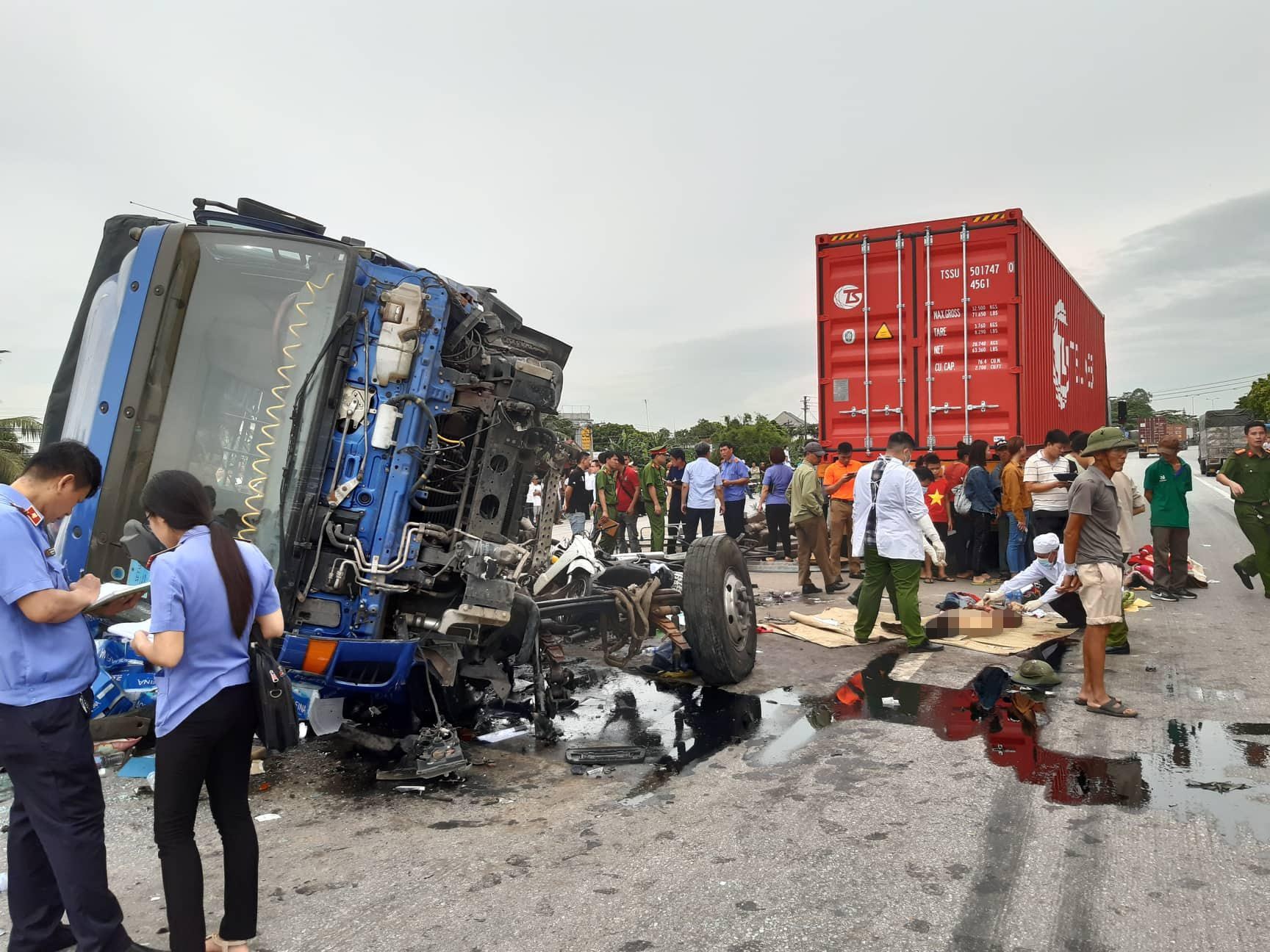Quoc lo 5 ngon ngang sau vu xe tai de vao nguoi di bo o Hai Duong hinh anh