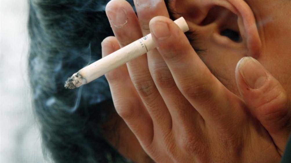 Len hut thuoc trong nha ve sinh may bay, khach bi phat 4 trieu dong hinh anh