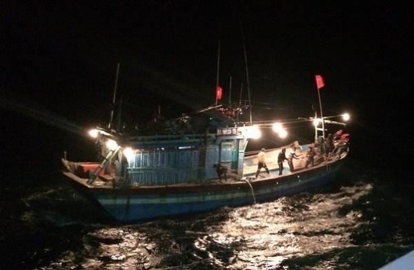 Thue thuyen danh ca ra giua song Da lap soi bac trong dem hinh anh