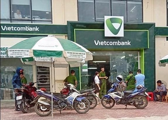 Cuop na nhieu phat sung khi xong vao ngan hang Vietcombank hinh anh