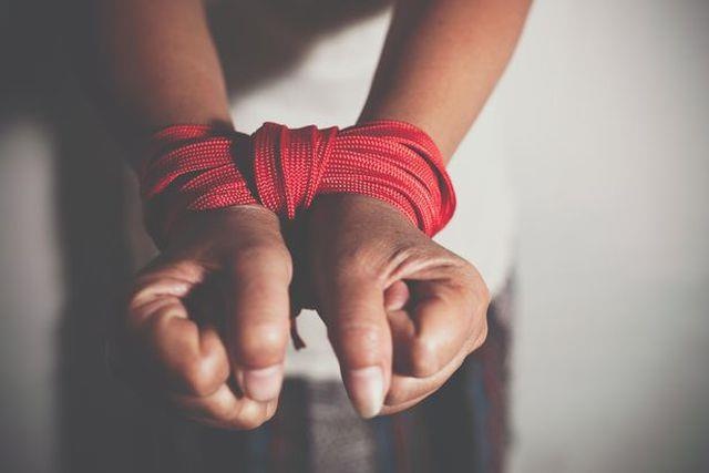 Giai cuu mot phu nu bi nhom nguoi mang sung bat giu trai phep hinh anh