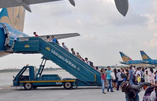 Oto bat ngo bung lop khi dang chay trong san bay Tan Son Nhat hinh anh