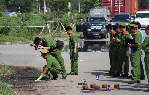 Chong tu vong trong nha, vo chet duoi kenh luc sang som hinh anh