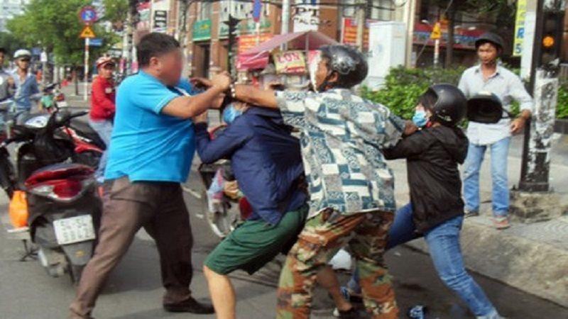 Can ngan chong danh nhau, vo bi dam tu vong hinh anh