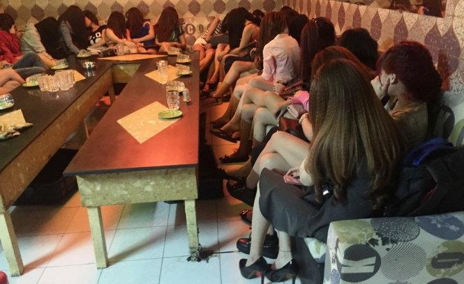 Dung dao dam chet nguoi vi nu nhan vien phuc vu quan karaoke hinh anh