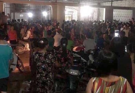 bị cả làng đánh vì nghi bắt cóc trẻ em ảnh 1 bi ca lang danh vi nghi bat coc tre em anh 1