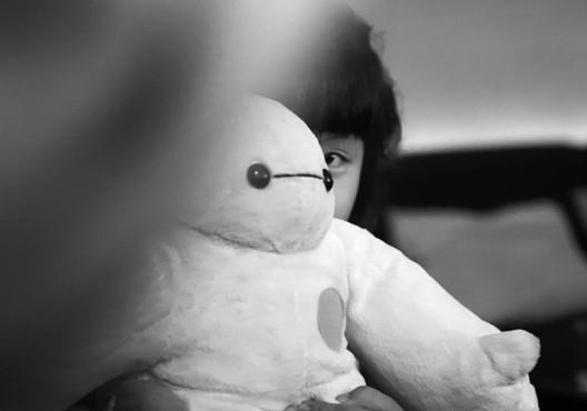 Canh sat lam viec voi nghi can dam o be gai 10 tuoi trong thang may hinh anh