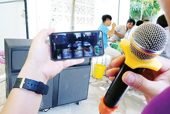 An mang tu viec gianh micro hat karaoke hinh anh