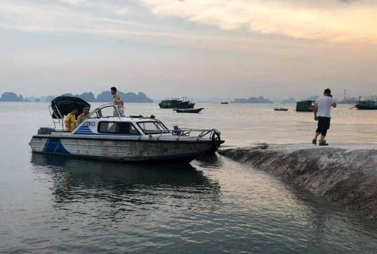 Tai xe xe khach chet duoi khi cung con trai di tam bien hinh anh