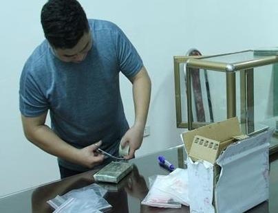 Kiem tra xe may dung ben duong, thu giu 7 banh heroin hinh anh