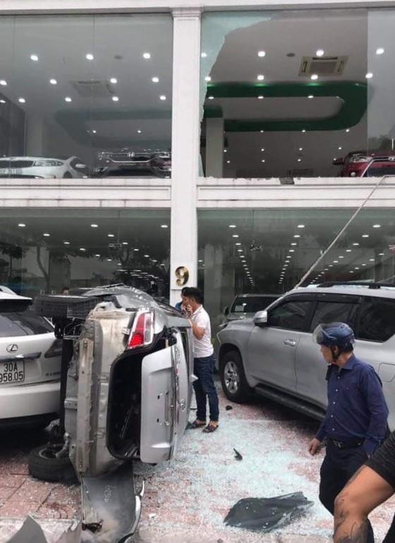 Xe hop lao tu tang 2 xuong dat anh 1