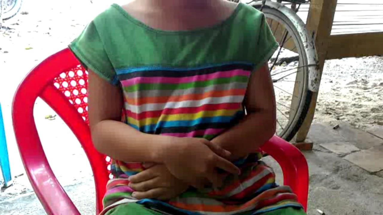 Cha duong giao cau voi hai con rieng cua vo ho khien mot be sinh con hinh anh