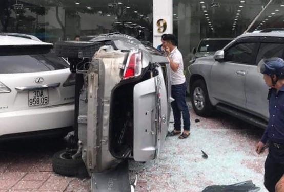 Nhan vien showroom lai oto lao tu tang 2 xuong dat hinh anh