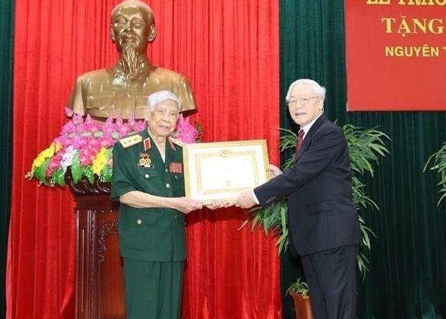 Trao Huy hieu 70 nam tuoi Dang tang nguyen Tong bi thu Le Kha Phieu hinh anh