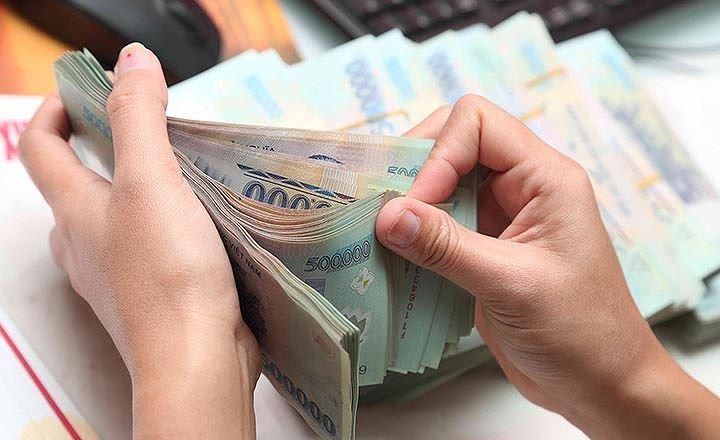 Nu can bo tham o roi gui tien cho trai ngoai hinh anh