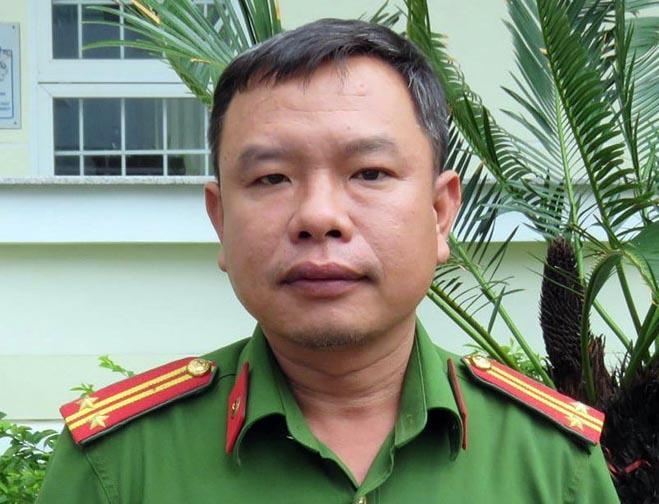 Khoi to trung ta cong an tu viet them vao bien ban hoi cung hinh anh