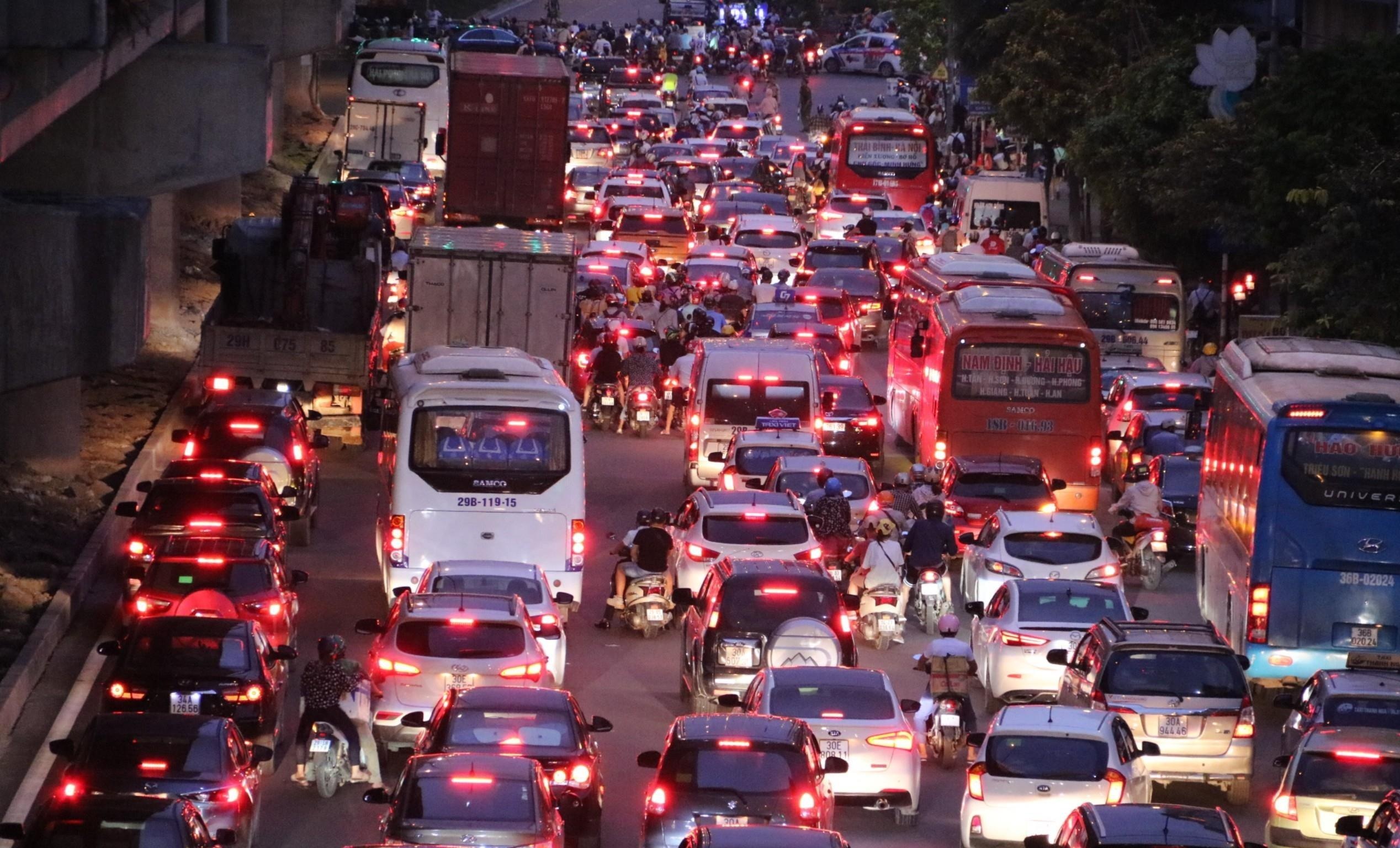 Cua ngo Thu do un tac ngay cuoi nghi le 2/9 hinh anh