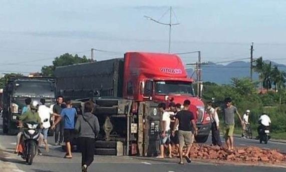 Oto tai mat lai, gach do de chet nguoi di xe may cung chieu hinh anh