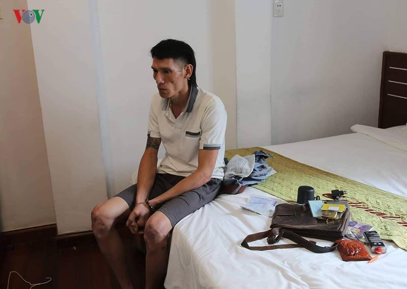 Nhóm nam nữ thủ súng ảnh 1 Nhom nam nu thu sung anh 1