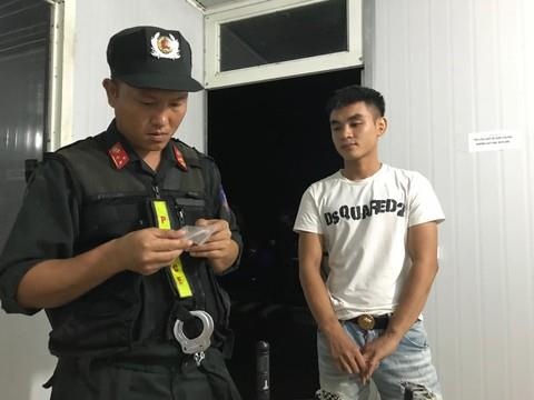 Mang theo ma tuy di choi le, bi canh sat giao thong tom gon hinh anh