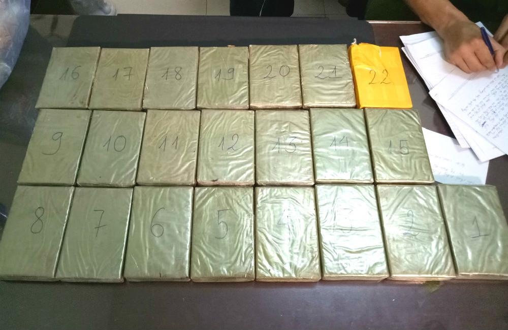 Dung oto ho tong dong bon van chuyen 22 banh heroin hinh anh