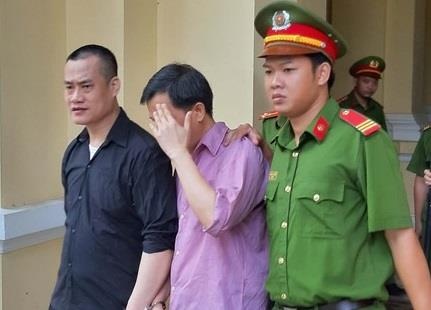 mang tien gia den ngan hang doi lay tien that anh 1