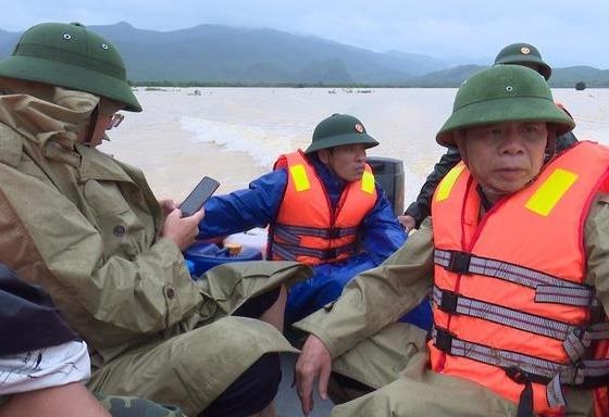 Thuyen cho doan lanh dao huyen di thi sat lu gap nan hinh anh