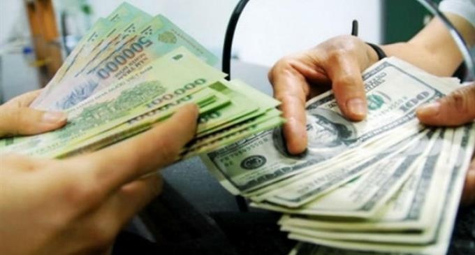 Mang 100.000 USD gia den ngan hang doi lay tien that hinh anh