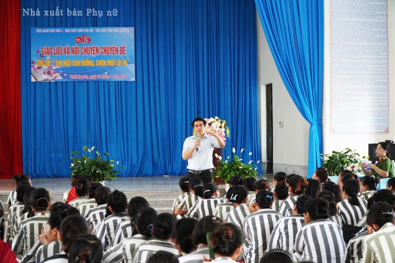 tang sach trai giam anh 3