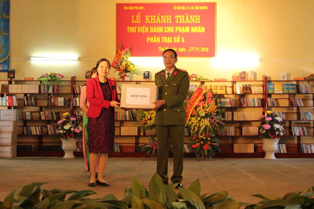 tang sach trai giam anh 1