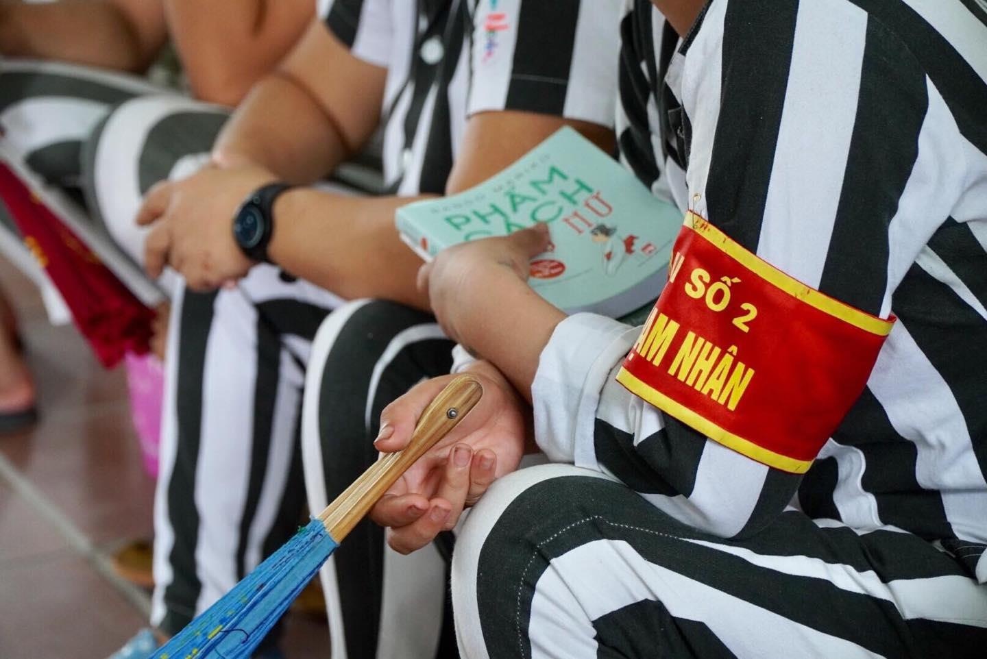 Phia sau nhung cuon sach danh cho pham nhan hinh anh