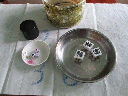 'Dot kich' choi trong ca bat nhom nguoi dang say sua danh bac hinh anh