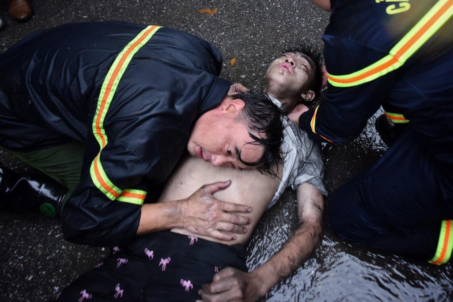 Cuu 3 nguoi mac ket trong vu chay cua hang quan ao hinh anh