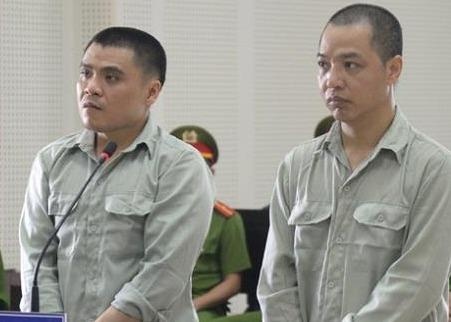 An tu hinh va chung than cho 2 nguoi van chuyen 100 banh heroin hinh anh