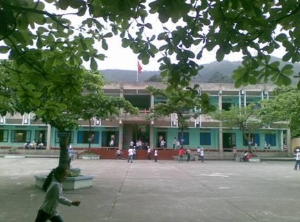 Nam sinh lop 3 tu vong do nga o truong hinh anh