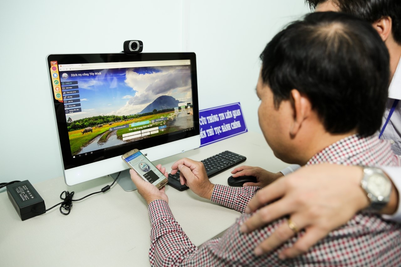 Vi sao hon 1.000 nguoi dan Tay Ninh chon 'lam giay to' qua Zalo hinh anh