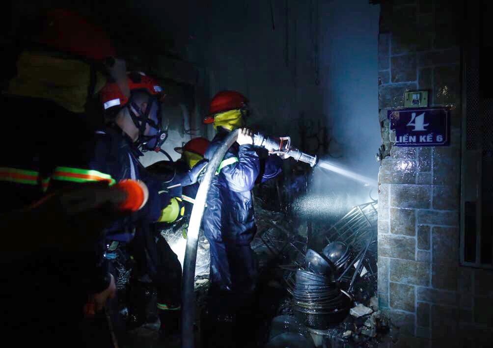 Lua thieu rui can lien ke 4 tang luc nua dem hinh anh