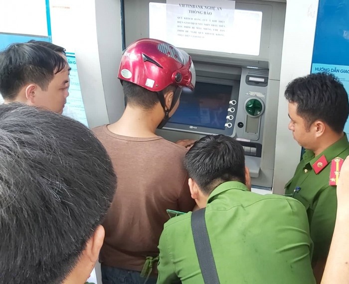 lam gia the ATM de chiem doat tien anh 1