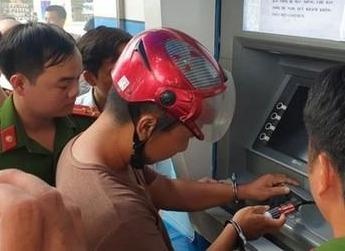 Phat hien nhom nguoi nuoc ngoai lam gia the ATM de chiem doat tien hinh anh