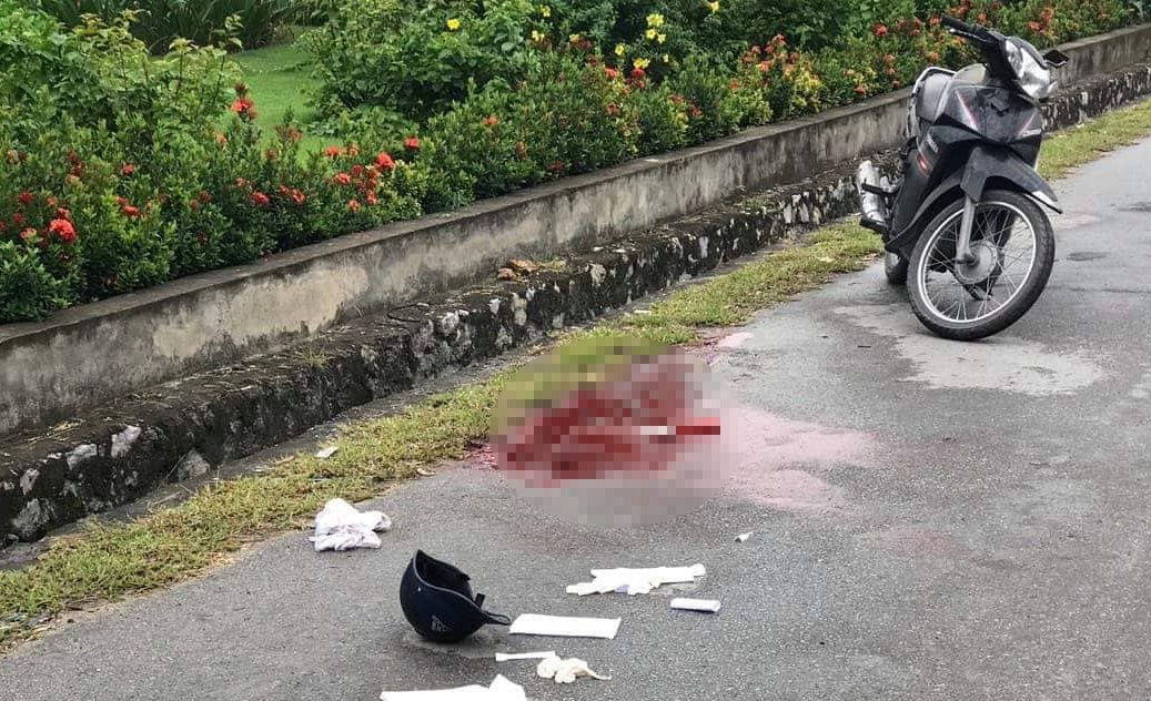 Nguoi phu nu guc duoi vung mau gan cau Bai Chay hinh anh