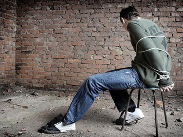 Khoi to 4 ke bat giu nguoi trai phep, ep ghi no 800 trieu dong hinh anh