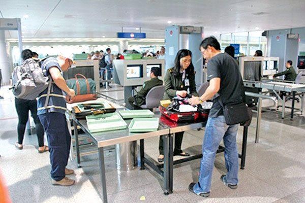 Lien tuc phat hien khach mang sung, dan con nguyen hat no len may bay hinh anh