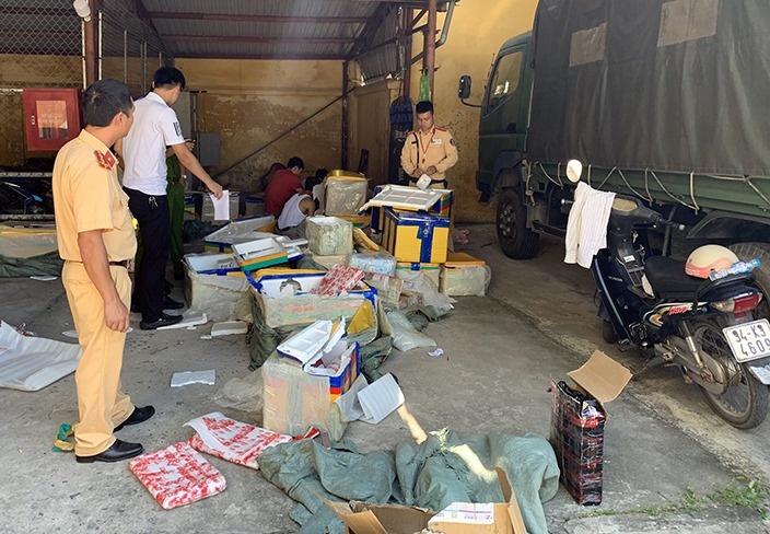 CSGT bat xe cho hon 3.000 dien thoai di dong va may tinh xach tay hinh anh