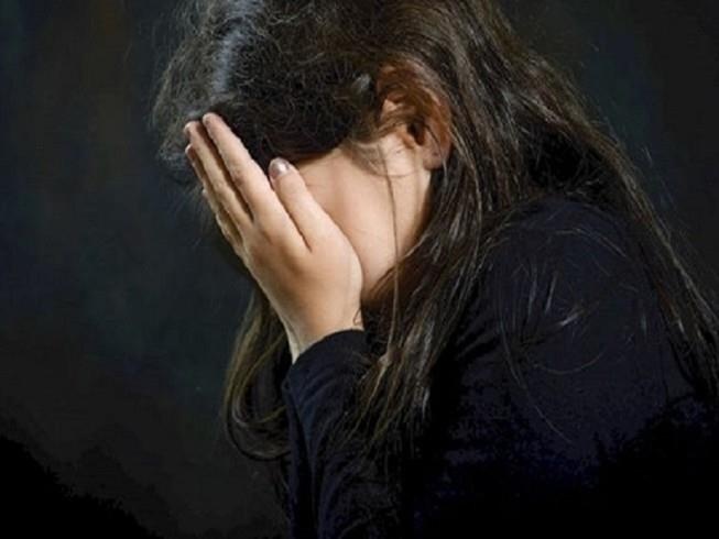 Quen tren mang, be 12 tuoi bi du lam chuyen nguoi lon hinh anh