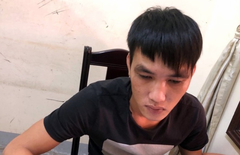 Nam thanh nien chuyen cuop day chuyen tre em hinh anh