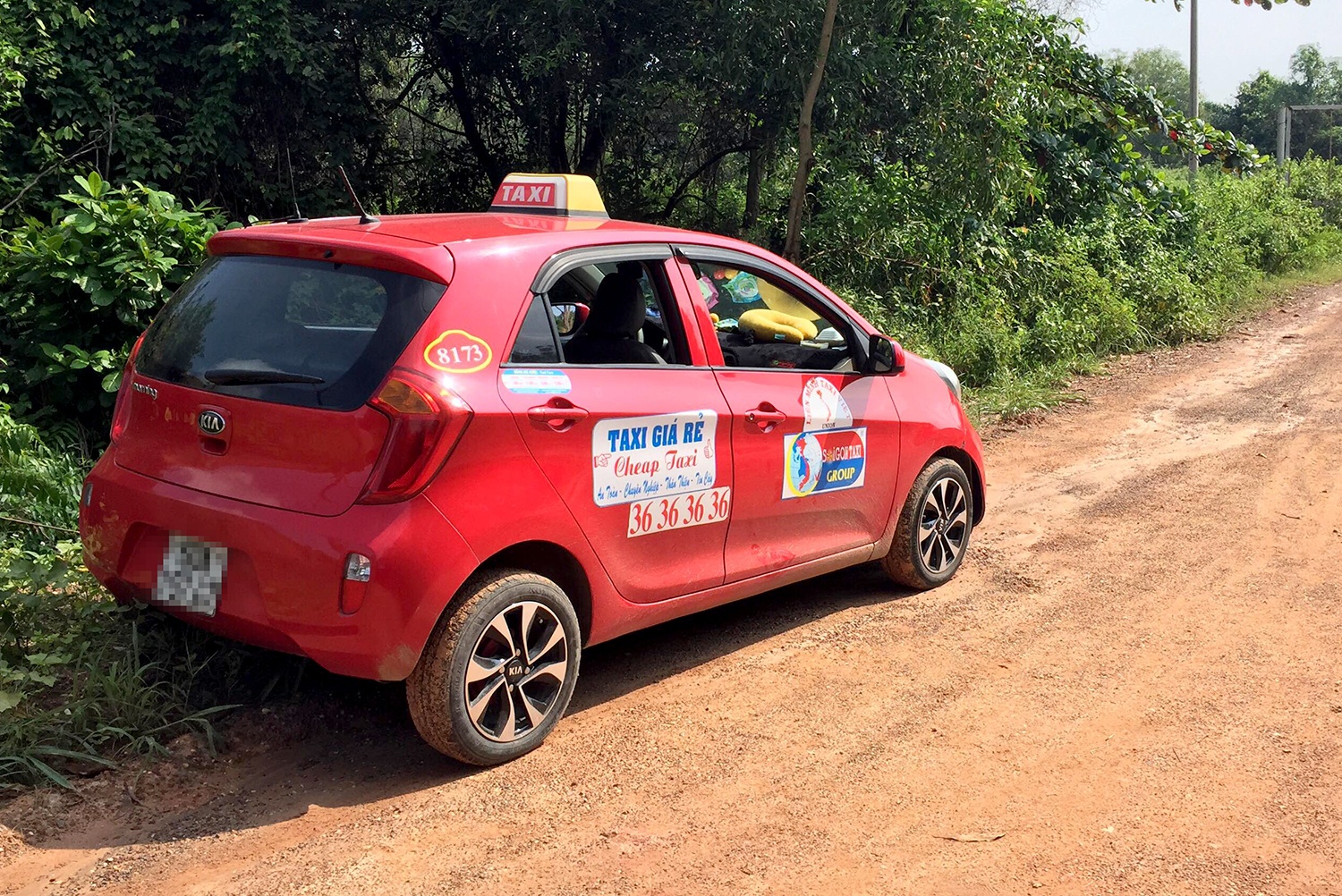 Tài xế taxi bị 2 gã khách cắt đứt gân tay ảnh 1 Tai xe taxi bi 2 ga khach cat dut gan tay anh 1