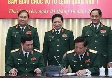 Trien khai quyet dinh dieu dong, bo nhiem nhan su cao cap cua quan doi hinh anh