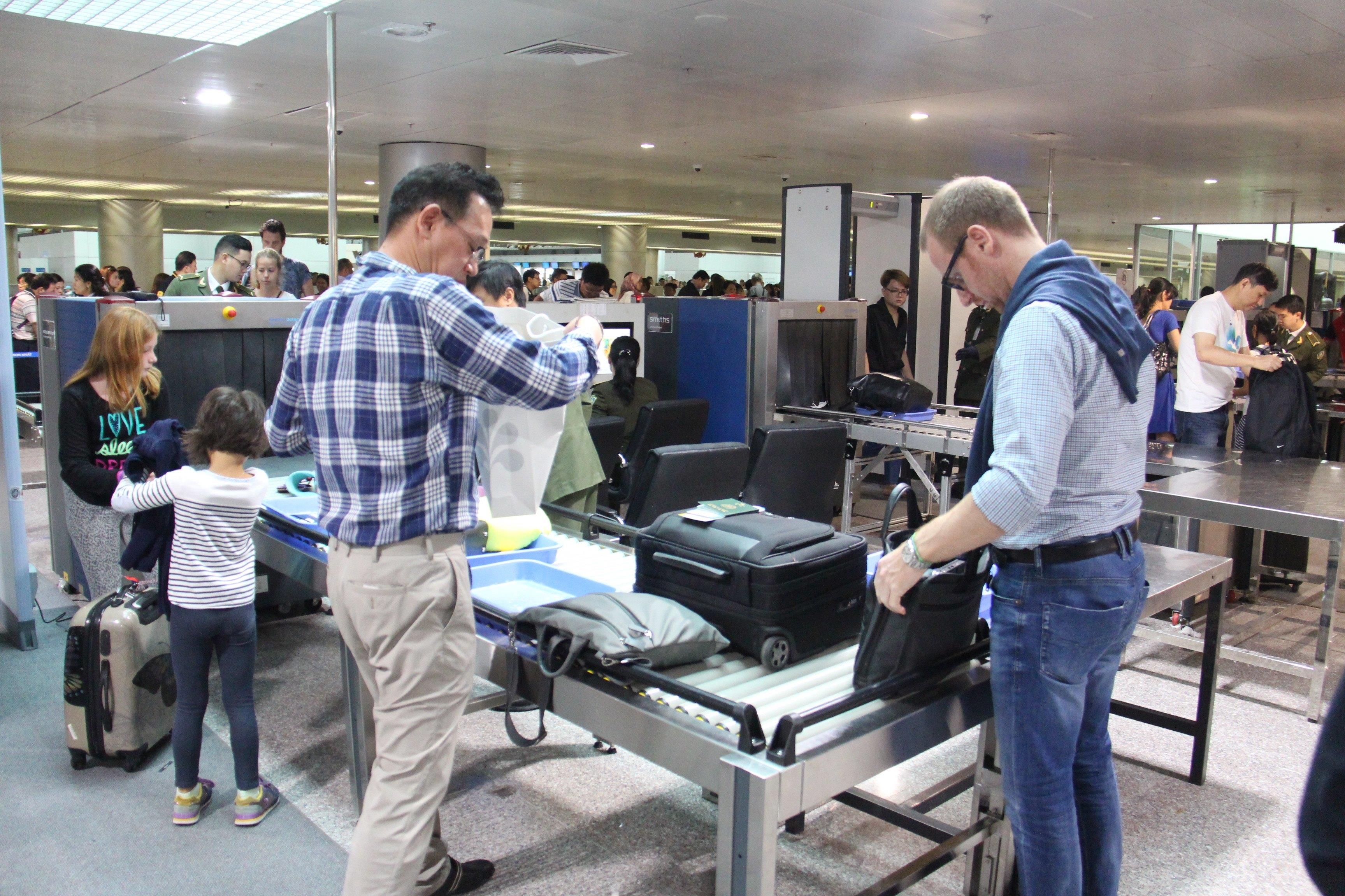 Nhieu hanh khach mang thiet bi lien quan sung dan len may bay hinh anh