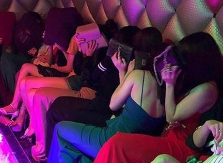 Hai be gai 15 tuoi bi giam long de mua vui cho dan ong hinh anh